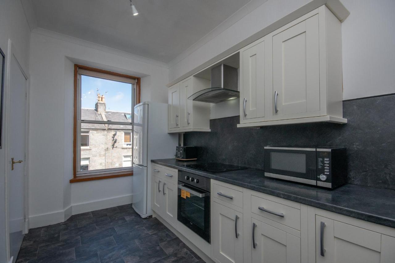 Dwellcome Home Ltd 1 Bed Apt, Half Mile To Union Street Yet Quiet, Free Parking, Fast Wifi, Ideal For Long Term Contractor, Etc Stays, Fully Equipped Kitchen, Regular Housekeeping Option - See Our Site For Assurance Абердин Экстерьер фото