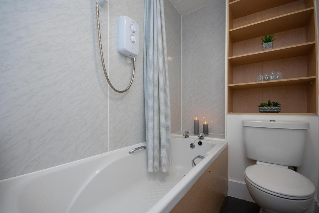 Dwellcome Home Ltd 1 Bed Apt, Half Mile To Union Street Yet Quiet, Free Parking, Fast Wifi, Ideal For Long Term Contractor, Etc Stays, Fully Equipped Kitchen, Regular Housekeeping Option - See Our Site For Assurance Абердин Экстерьер фото