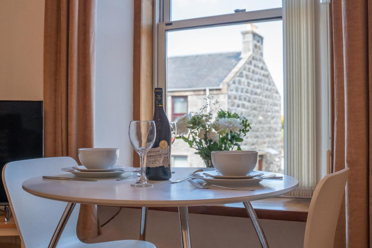 Dwellcome Home Ltd 1 Bed Apt, Half Mile To Union Street Yet Quiet, Free Parking, Fast Wifi, Ideal For Long Term Contractor, Etc Stays, Fully Equipped Kitchen, Regular Housekeeping Option - See Our Site For Assurance Абердин Экстерьер фото